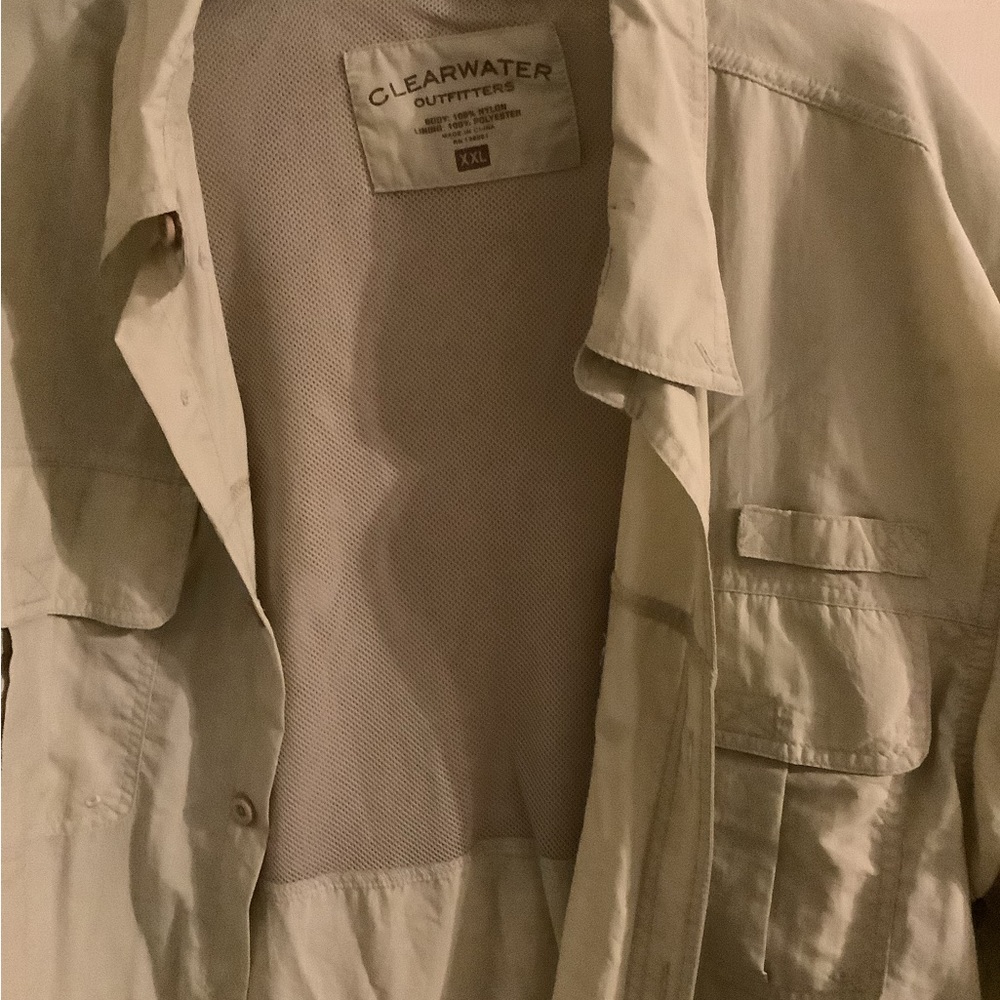 CLEARWATER OUTFITTERS- S-SLEEVE BUTTON FRONT, FRONT POCKETS,VENTED BACK. KHAKI